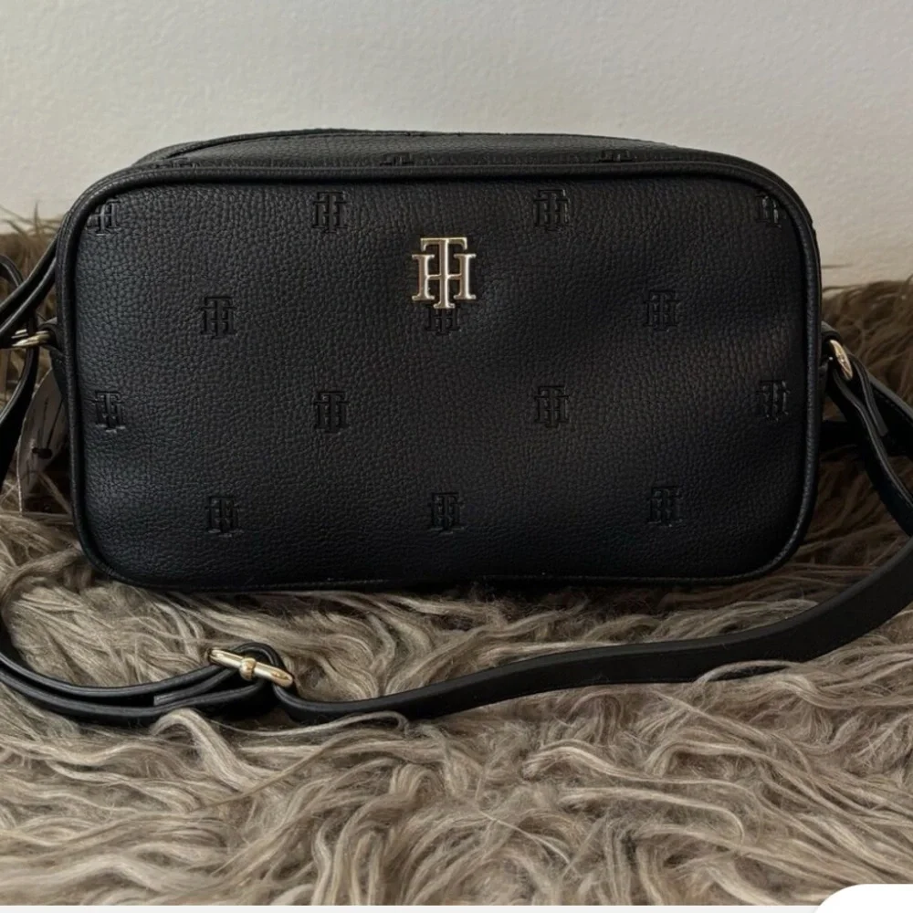 Tommy Hilfiger Women's Camera Crossbody Bag - Black Faux Leather Embossed Logo - Picture 1 of 11